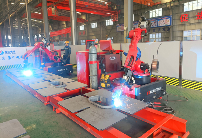 焊工师傅操作焊接机器人焊接工件.jpg